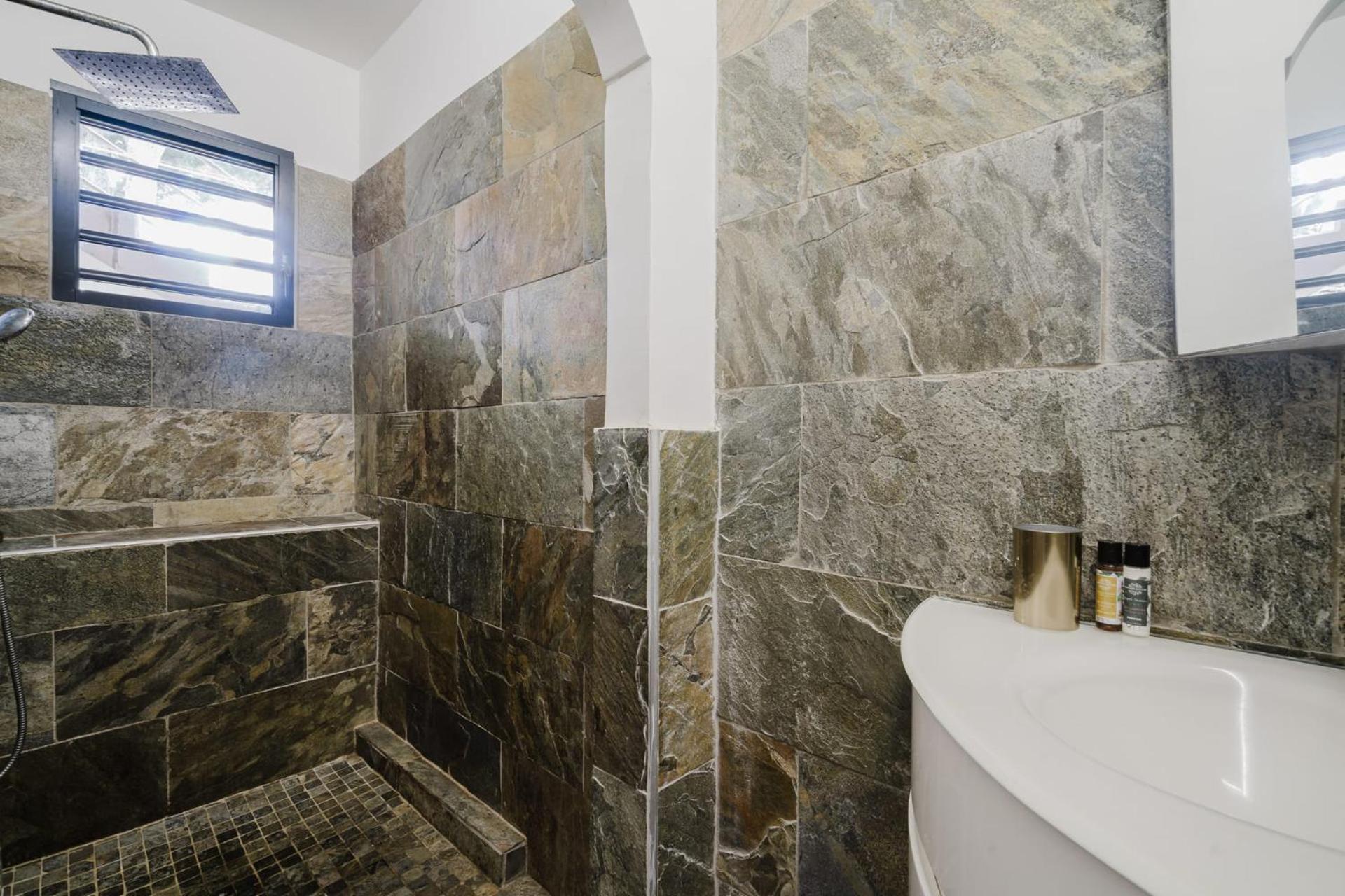 Villa Kaléna : 4 ch, plage à 50m, vue mer Le Diamant Exterior foto